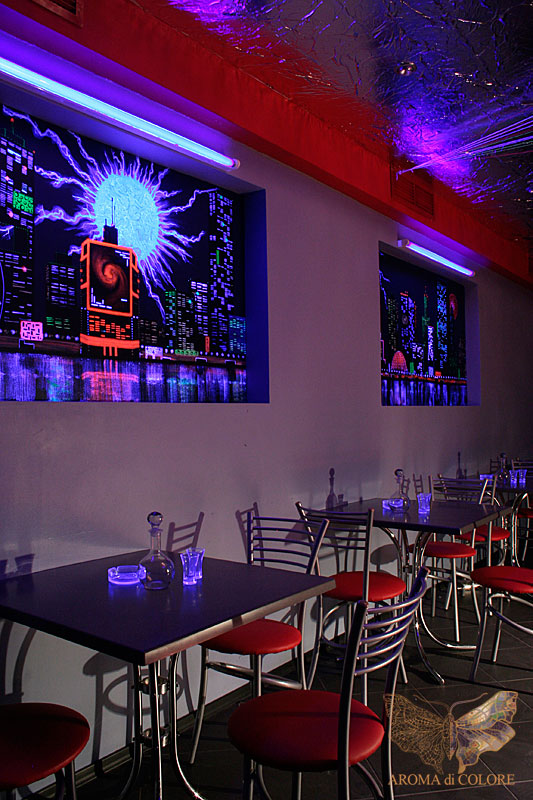 Флюоресцентная роспись стен в ночном клубе